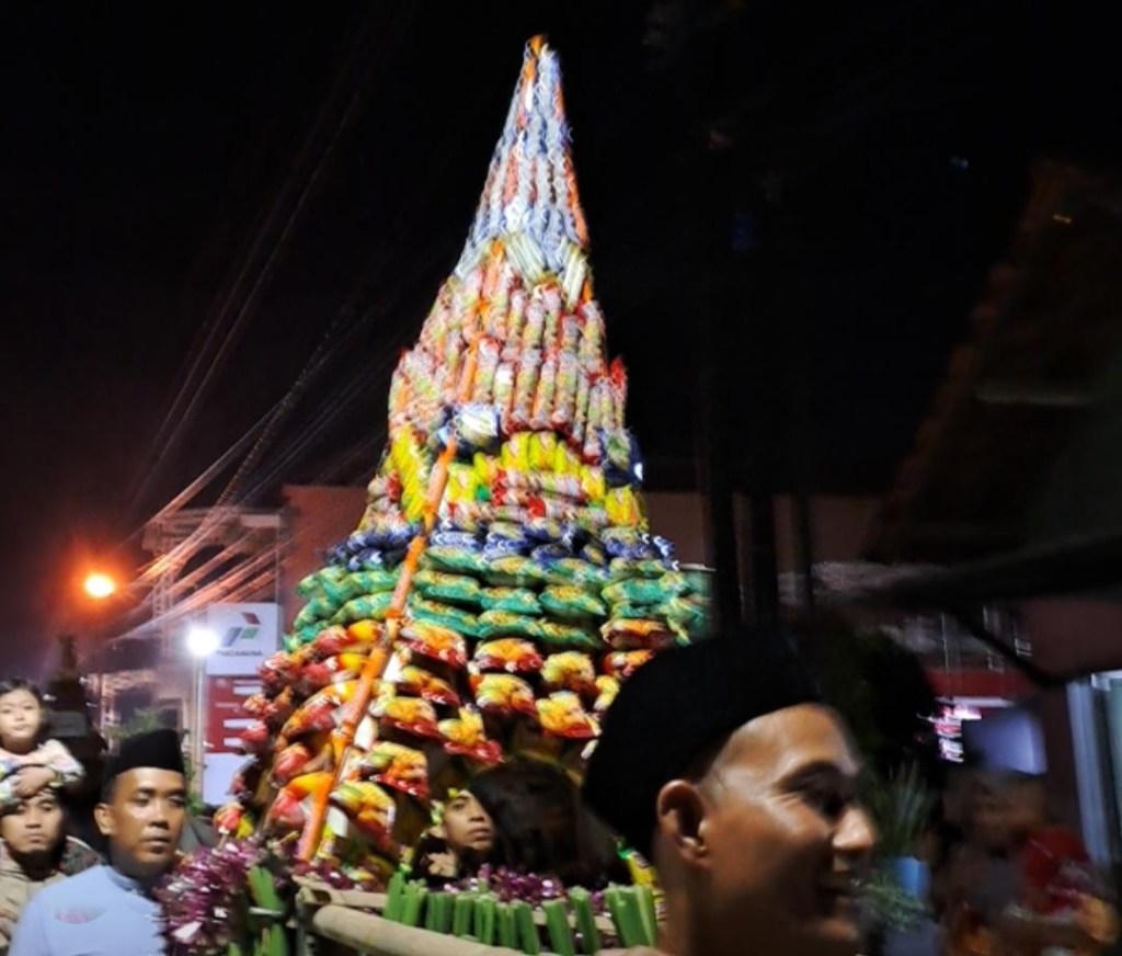 Sukses Pawai Obor dan Kirab Gunungan Ala Ansor Bumirejo Kota Pekalongan